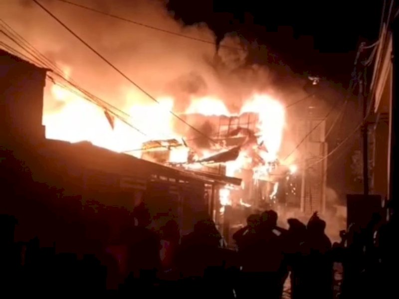  Sebanyak 10 rumah dilalap si jago merah di Jalan Pongtiku, lorong 1, Kecamatan Tallo, Kota Makassar, Rabu (18/10/2023) malam. @Jejakfakta/Samsir
