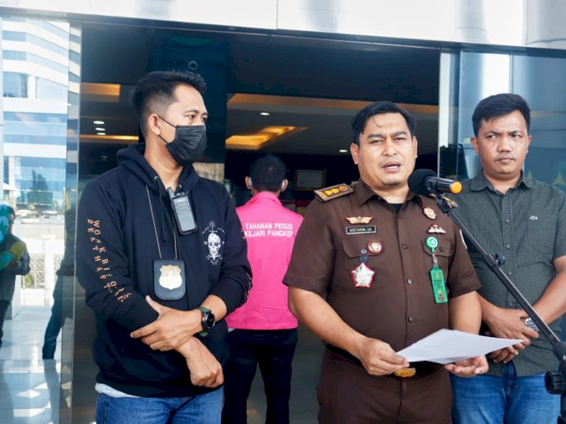 Kasi Humas Kejati Sulsel, Soetarmi memberikan penjelasan kepada media terkait penangkapan buronan DN, mantan Lurah Padoang-Doangan, Kabupaten Pangkajene. @Jejakfakta/dok. Humas Kejati Sulsel