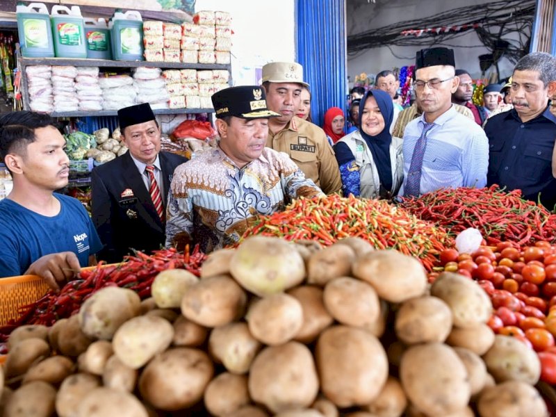 Pj Gubernur Sulsel, Bahtiar Baharuddin, memantau harga sembako termasuk cabai di Pasar Tradisional Maros beberapa waktu lalu. @Jejakfakta/dok. Humas Pemprov Sulsel