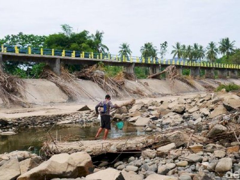 Bendungan Lekopancing di Kabupaten Maros, Sulsel, awal Juli 2019 mengering akibat kemarau.(Foto: M Bakrie-detikcom).