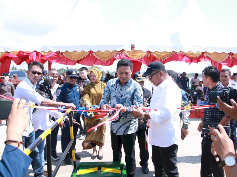 apal Motor (KM) Cantika Lestari resmi diluncurkan oleh Bupati Bulukumba Andi Muchtar Ali Yusuf bersama dengan Wakil Ketua Komisi V DPR RI Andi Iwan Darmawan Aras di Pelabuhan Leppe'e, Sabtu (21/10/2023). @Jejakfakta/dok. Humas Pemkab Bulukumba