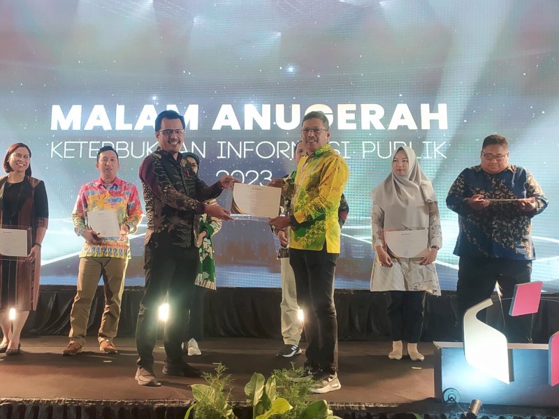 Anggota Bawaslu Sulsel, Alamsyah menerima penghargaan di Malam Anugerah Keterbukaan Informasi Publik (KIP) Bawaslu RI di Batu, Jawa Tengah, Jumat (20/10/2023). @Jejakfakta/dok. Bawaslu