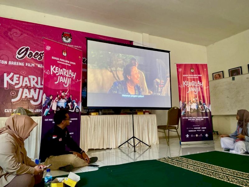 KPU Kota Makassar menggelar kegiatan "KPU Goes to Pesantren" dalam bentuk kegiatan nonton bareng Film Kejarlah Janji karya Sineas kenamaan Indonesia, Garin Nugroho, di Pesantren Darul Arqam Muhammadiyah Gombara Makassar, Minggu (22/10/2023). @Jejakfakta/dok. KPU Makassar