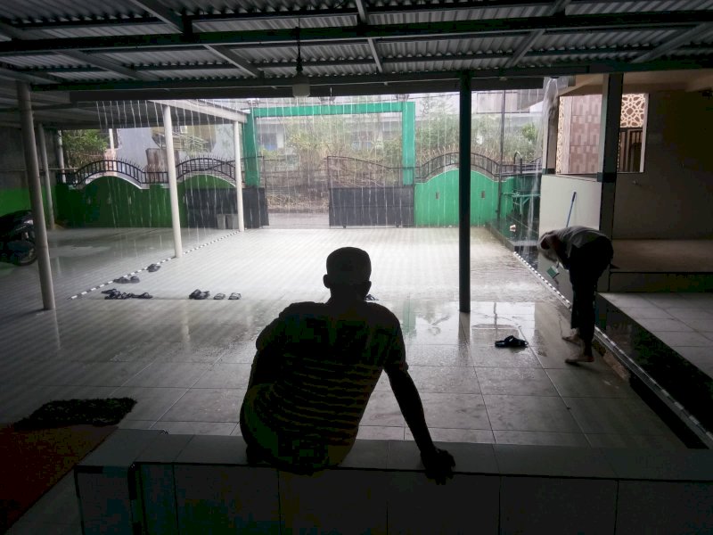 Akhirnya Kota Makassar Sulawesi Selatan diguyur hujan setelah sekian bulan kemarau plus suhu panas el nino. Hujan lebat mulai mengguyur sekitar pukul 15.20 Wita, Senin (23/10/2023(, terpantau di Kecamatan Tamalanrea. (Jejakfakta).