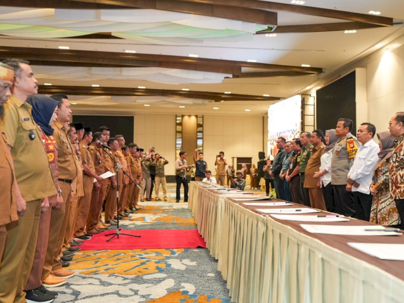 Penjabat Gubernur Sulsel, Bahtiar Baharuddin, menghadiri dan memimpin Rapat Koordinasi Forkopimda Sulsel dengan para Kepala Desa dalam Menyukseskan Penyelenggaraan Pemilu 2024 yang Luber, Jurdil, Lancar, Aman, dan Damai, di Era Baru Sulsel Menuju Indonesia Maju, di Hotel Claro, Senin (23/10/2023). @Jejakfakta/dok. Humas Pemprov Sulsel