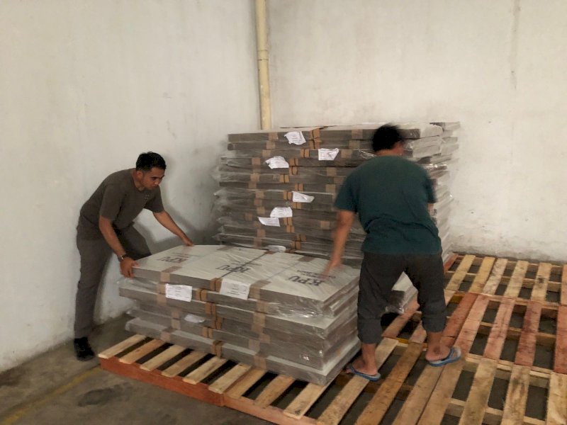 Logistik pemilu 2024 tahap pertama berupa bilik suara telah tiba dan sementara di simpan di gudang penampungan logistik KPU Makassar, Senin (23/10/2023). @Jejakfakta/dok. KPU Makassar