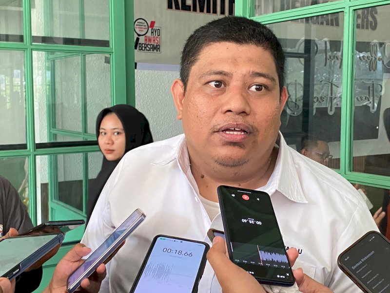 Ketua Bawaslu Makassar Dede Arwinsyah saat memberikan keterangan Pers di Cafe 168, Jl Toddopuli, Senin (23/10/23) siang. @Jejakfakta/Atri
