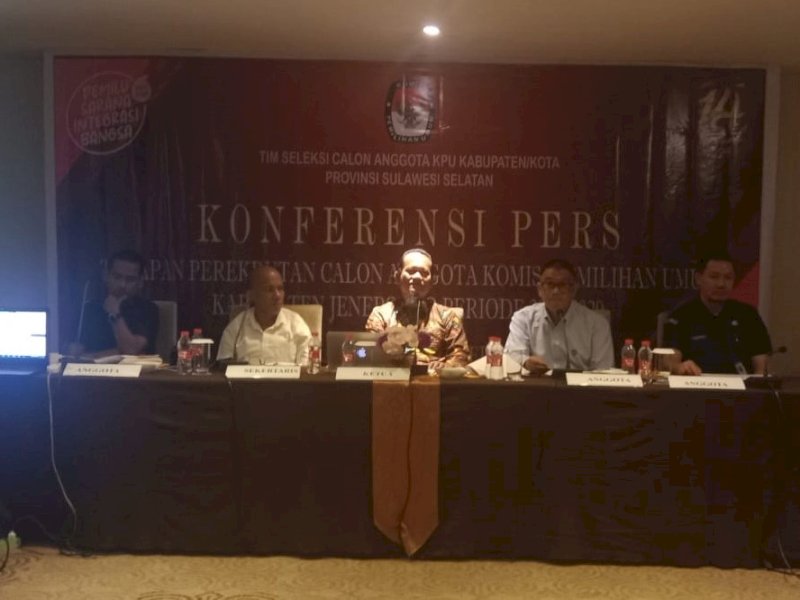 Timsel calon anggota KPU Jeneponto saat menjelaskan mekanisme pendaftaran di Hotel Four Point by Sheraton, Makassar, Selasa (24/10/2023). @Jejakfakta/Samsir