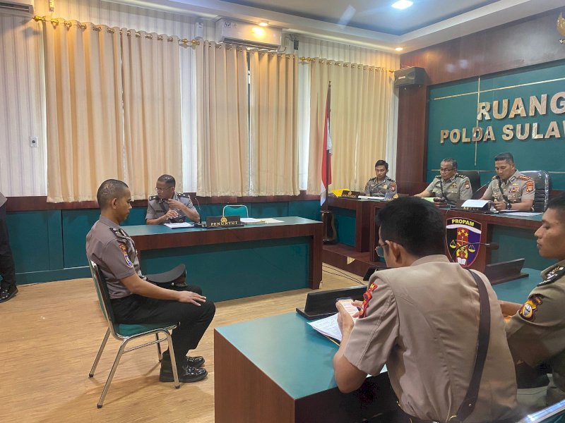 Anggota polisi Bripda F (23) yang melakukan kekerasan seksual terhadap mantan kekasihnya berinisial R mendapatkan sanksi Pemecatan Tidak dengan Hormat (PTDH) saat persidangan kode etik, di ruang sidang Polda Sulsel, Selasa (24/10/2023). @jejakfakta/Atri