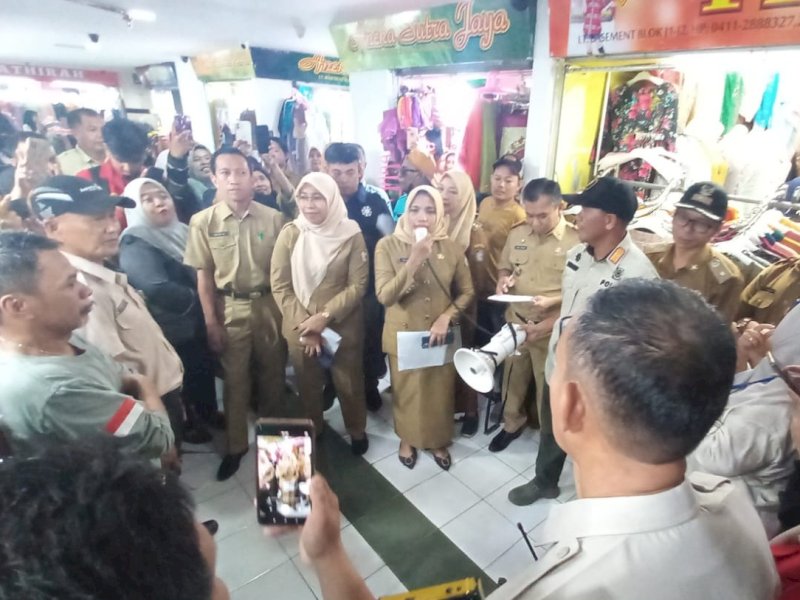 Perwakilan Bagian Hukum Kota Makassar, Daniati membacakan kajian hukum terkait perkara pengelolaan Pasar Butung, Selasa (24/10/2023). @Jejakfakta/dok. istimewa