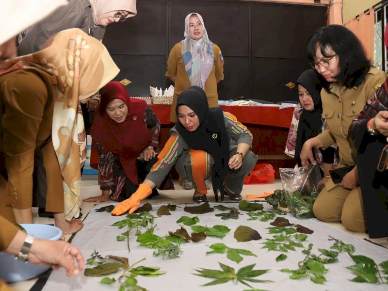 Sofha Marwah ikut belajar teknik ecoprint bersama para peserta, Saat mengunjungi peserta program PKW 2023, di Aula Masagena SMK Negeri 8 Makassar. @Jejakfakta/dok. Humas Pemprov Sulsel