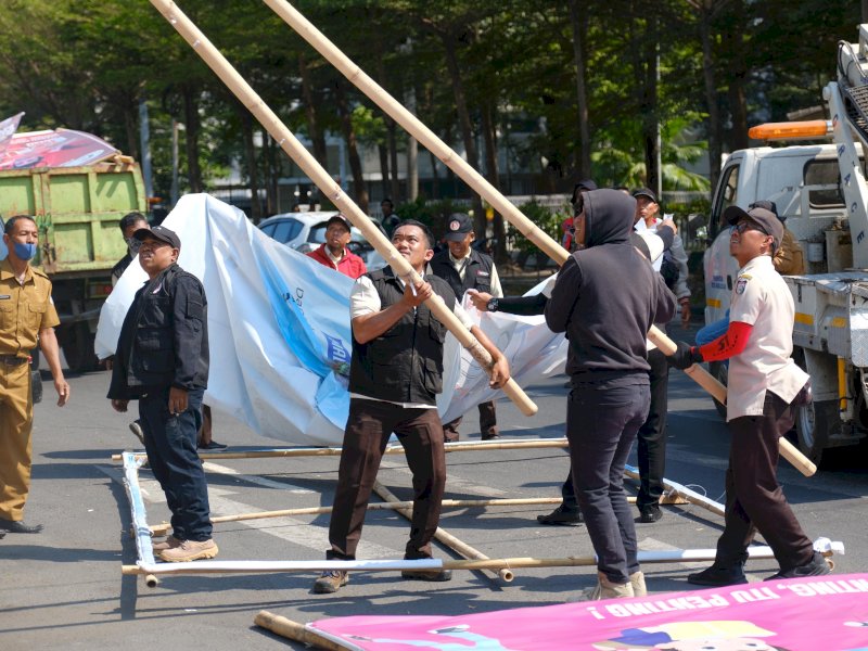 Sejumlah petugas dari Badan Pendapatan Daerah (Bapenda) Kota Makassar kembali menggelar penertiban reklame yang tidak berizin di beberapa ruas jalan protokol di Kota Makassar, Selasa (24/10/2023). @Jejakfakta/dok. Bapenda Makassar
