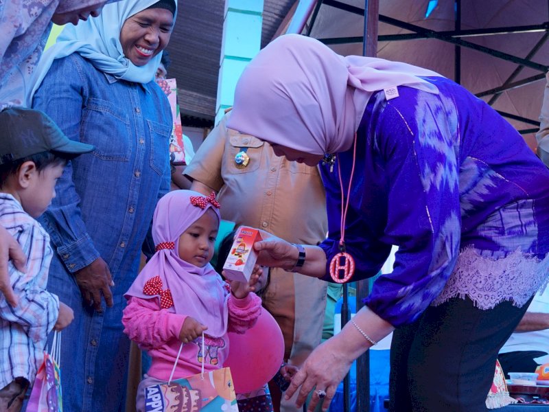 Andi Herfida Muchtar meninjau Rumah Dilan (Pendidikan dan Keterampilan) dari Srikandi Kelurahan Ela-ela dan memberikan asupan makanan bergizi kepada anak-anak, Selasa (24/10/2023). @Jejakfakta/dok. Humas Pemkab Bulukumba