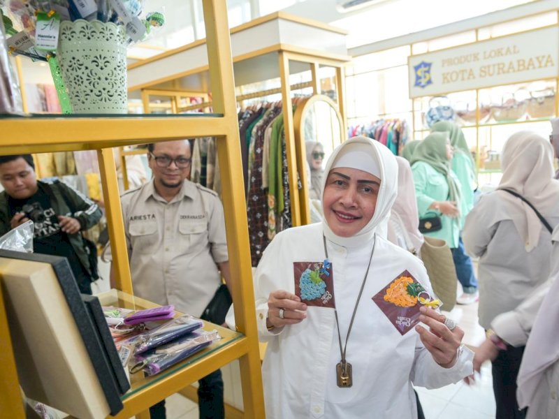 Ketua Dekranasda Kota Makassar Indira Yusuf Ismail melakukan kegiatan studi tiru ke Surabaya Kriya Gallery, Provinsi Jawa Timur, Rabu (25/10/2023). @Jejakfakta/dok. Humas Pemkot Makassar