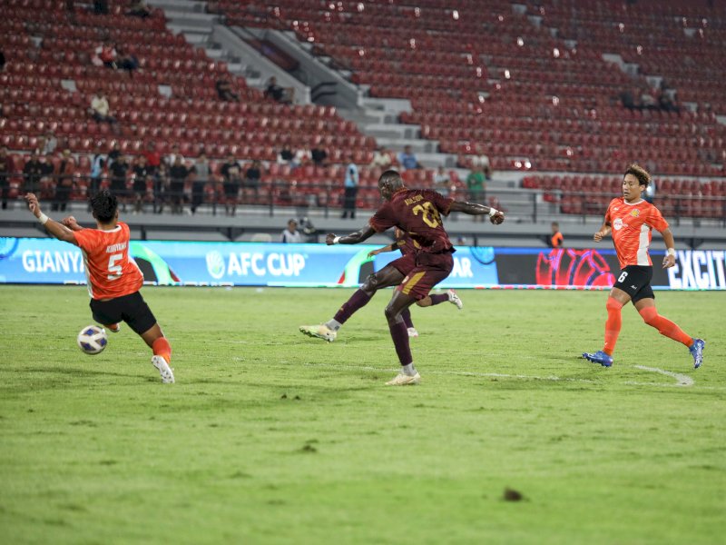 Pemain PSM Makassar Adilson saat melawan Hougang United pada laga ketiga AFC Cup 2023-2024 yang berakhir dengan skor 3-1 di Stadion Kapten I Wayan Dipta, Bali, Rabu (25/10/2023) malam. (Dok. PSM Makassar)

