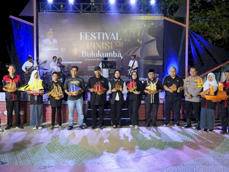 Pembukaan Festival Pinisi ke-XIII di Anjungan Pantai Tanjung Bira Bulukumba, Rabu (26/10/2023). @Jejakfakta/dok. Humas Pemkab Bulukumba