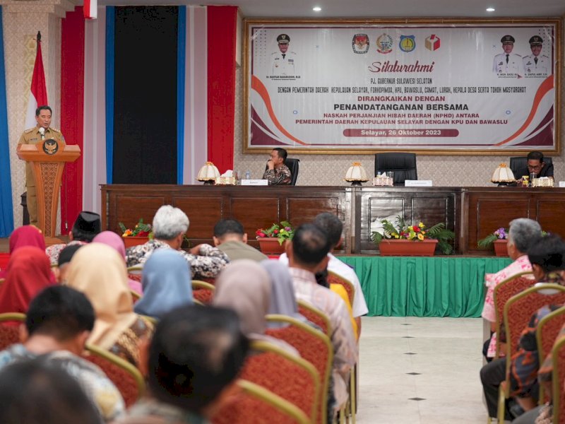 Penjabat (Pj) Gubernur Sulsel, Bahtiar Baharuddin menghadiri acara silaturahmi yang digelar di Ruang Pola Kantor Bupati Selayar, dalam keterangan pers yang diterima Jejakfakta.com, Kamis (26/10/2023). @Jejakfakta/dok. Humas Pemprov Sulsel