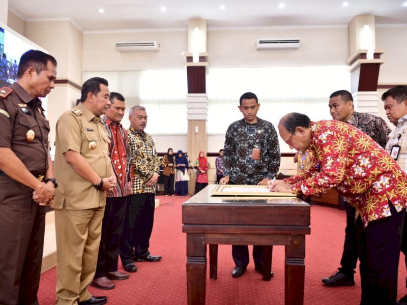 Pj Gubernur Sulsel, Bahtiar Baharuddin, usai membuka Workshop Regional Pengawasan Kolaboratif Akuntabilitas Keuangan dan Pembangunan Desa Sulsel, di Ruang Rapat Pimpinan Kantor Gubernur Sulsel, Kamis (26/10/2023). @Jejakfakta/dok. Humas Pemprov Sulsel