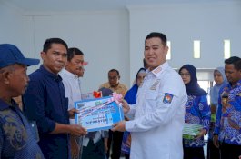 Bupati MYL Bagikan Bantuan Alsintan dan Bibit Tanaman