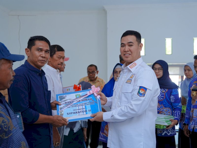 Bupati Pangkep, Muhammad Yusran Lalogau (MYL) bagikan alat dan mesin Pertanian di Desa Barabatu, Kamis (26/10/23) kemarin. @Jejakfakta/dok. Humas Pemkab Pangkep
