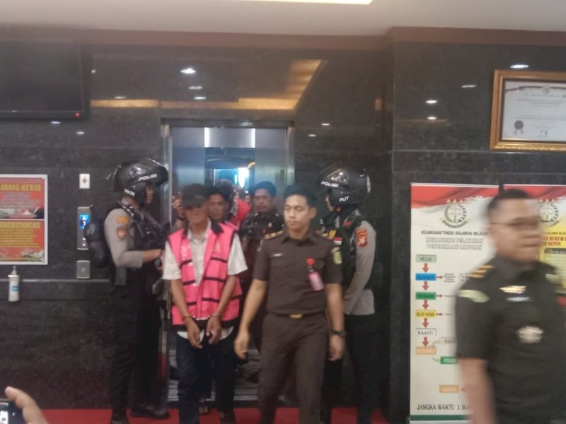 Penyidik Kejaksaan Tinggi (Kejati) Sulawesi Selatan (Sulsel) menetapkan enam tersangka kasus dugaan mafia tanah Proyek Strategis Nasional (PSN) Bendungan Passelorang, Kabupaten Wajo, Kamis (26/10/2023) malam. @Jejakfakta/Samsir