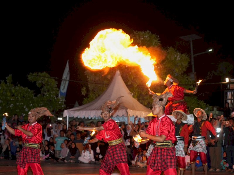 Penjabat (Pj) Gubernur Sulsel, Bahtiar Baharuddin, saat menyampaikan sambutan di Festival Taka Bonerate, di Taman Pelangi Kabupaten Kepulauan Selayar, Kamis malam (26/10/2023). @Jejakfakta/dok. Pemprov Sulsel