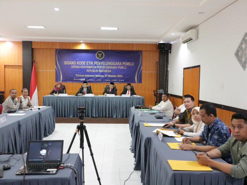 Dewan Kehormatan Penyelenggara Pemilu (DKPP) menggelar sidang pemeriksaan dugaan pelanggaran Kode Etik Penyelenggara Pemilu (KEPP) di Kantor Bawaslu Provinsi Sulawesi Selatan, Kota Makasar, Jumat (27/10/2023).&nbsp;@Jejakfakta/dok. Humas DKPP