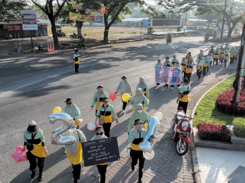 Wakil Wali Kota Makassar, Fatmawati Rusdi lepas peserta jalan santai RSUD Daya Kota Makassar, Sabtu (28/10/2023). Jalan santai dalam rangka semarak HUT ke 21 RSUD Daya Makassar. @Jejakfakta/dok. Humas Pemkot Makassar