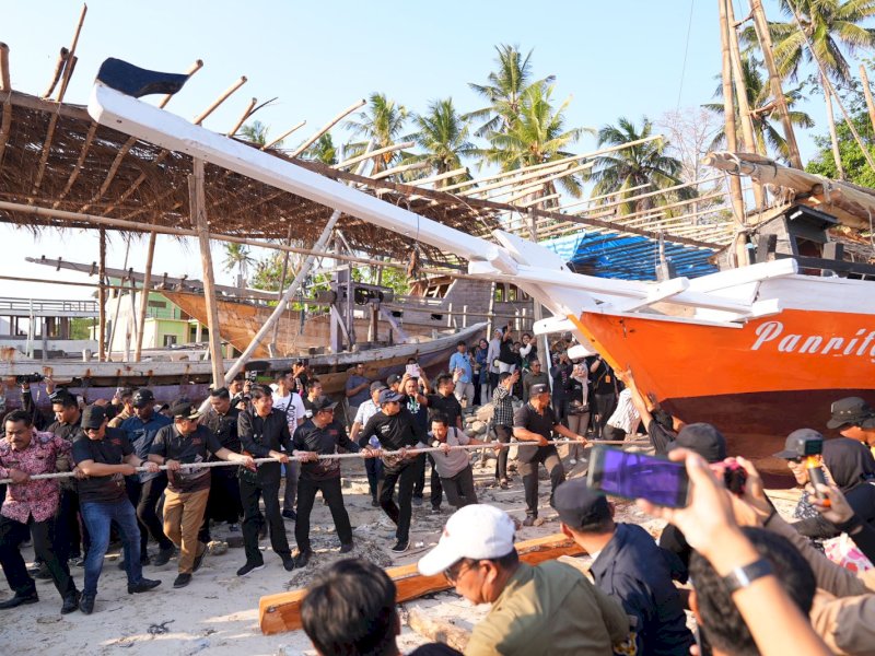 Pj Gubernur Sulsel Bahtiar Baharuddin didampingi Bupati Bulukumba Andi Muchtar Ali Yusuf, dan jajaran Forkopimda Kabupaten Bulukumba, turut serta dalam tradisi Annyorong Lopi, Jumat (27/10/2023). @Jejakfakta/dok. Humas Pemprov Sulsel