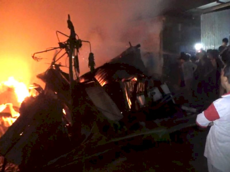 2 rumah warga di Kelurahan Pangkabinanga, Kecamatan Pallangga, Kabupaten Gowa, Sulsel, Minggu (29/10/2023) sekitar pukul 19.10 Wita.&nbsp;@Jejakfakta/Samsir