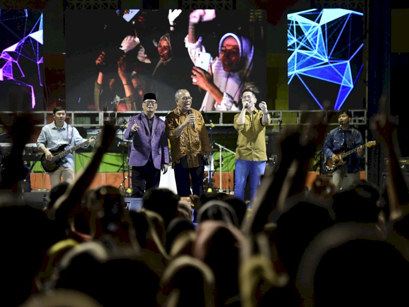Ilham Arief Sirajuddin (IAS) bersama Bupati Enrekang Muslimin Bando hadir memeriahkan malam puncak Massenrempulu Festival (Mafest) 2023 di Alun-alun Lapangan Abubakar Lambogo, Battili, Enrekang, Sabtu malam (28/10/2023).&nbsp;@Jejakfakta/Reza Arifuddin