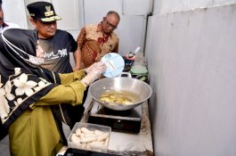 Sambangi Pelaku Usaha Rumahan Kripik Pisang, Pj Gubernur Bahtiar Bantu Promosi