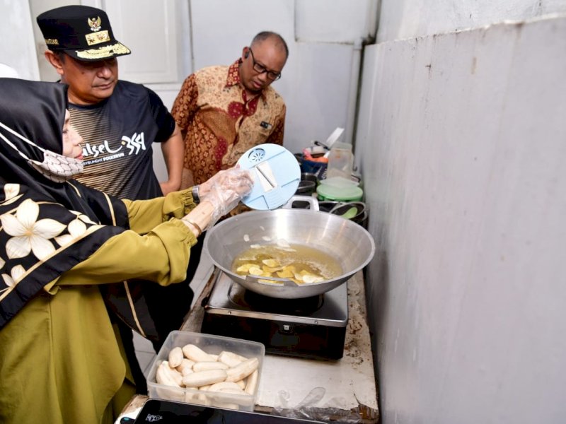 Pj Gubernur Sulsel Bahtiar Baharuddin mengunjungi usaha kripik pisang 'Banana Cin', di Permata Hijau Lestari, Jalan Hertasning Baru, Kota Makassar, Minggu (29/10/2023). @Jejakfakta/dok. Humas Pemprov Sulsel