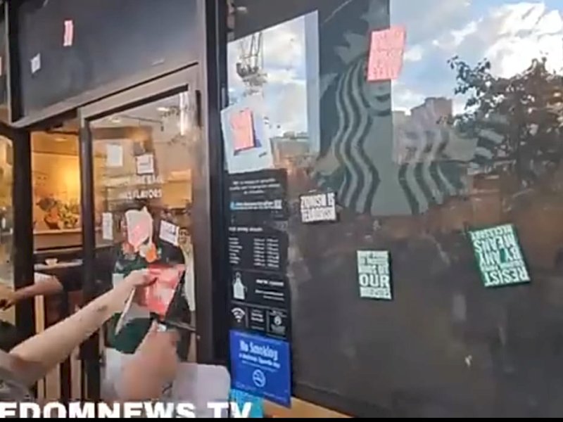 Masyarakat di Kota Brooklyn, New York City (NYC), Amerika Serikat, menyampaikan protes terhadap kedai kafe Starbucks. Pihak korporat Starbucks dituding mendukung Israel yang saat ini membantai ribuan rakyat Palestina di Gaza. (Tangkapan layar: freedoomnewstv).
