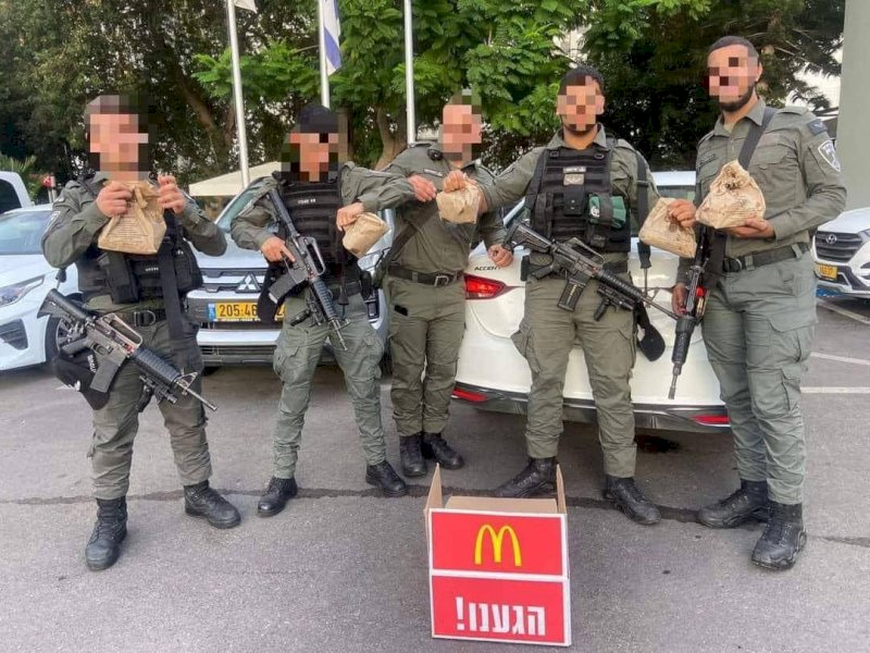 Dalam perang Israel vs Hamas Palestina (sejak 7 Oktober 2023 hingga saat ini) jenama McDonalds menghadapi seruan boikot karena pemangku produk makanan cepat saji asal Amerika Serikat ini dilaporkan membantu pendudukan Israel dengan  memberikan makanan gratis kepada tentara Israel, Israel Defense Forces (IDF).