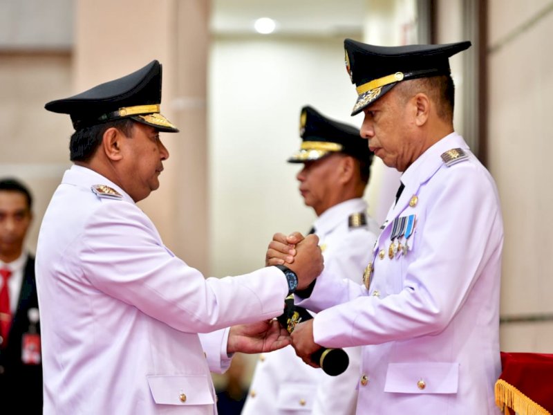 Pj Gubernur Sulsel, Bahtiar Baharuddin, melantik H. Baba sebagai Pj Bupati Enrekang dan Akbar Ali sebagai Pj Wali Kota Parepare, di Ruang Pola Kantor Gubernur Sulsel, Selasa (31/10/2023). @Jejakfakta/dok. Humas Pemprov Sulsel