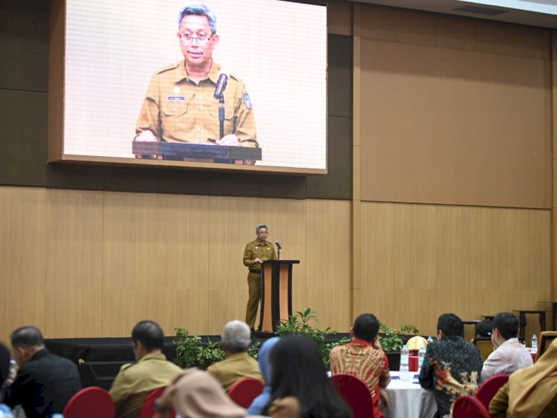 Pj Sekprov Sulsel, Andi Muhammad Arsjad membuka Kick Off Meeting Pengembangan Sistem Komunitas Cerdas Iklim DAS Saddang di Hotel Swissbell, Senin (30/10/2023). @Jejakfakta/dok. Humas Pemprov Sulsel
