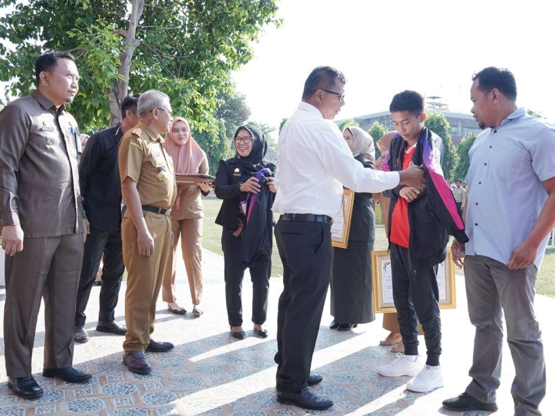 Dua Putra Terbaik Bulukumba Muhammad Ardan dan Alfaiz dipanggil untuk memperkuat Tim Nasional Pelajar Garuda Muda Indonesia dilepas Bupati Bulukumba, Senin (30/10/2023). @Jejakfakta/dok. Humas Pemkab Bulukumba