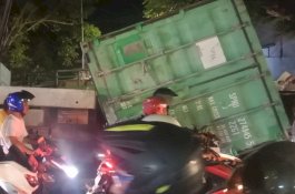 Diduga Rem Blong, Mobil Kontainer Tabrak Dua Mobil dan Timpa Dua Motor