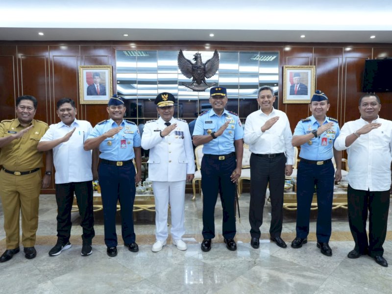 Penjabat (Pj) Gubernur Sulsel, Bahtiar Baharuddin, menerima audiensi dari Panglima Komando Operasi Udara (Pangkoopsud) II yang baru, Marsekal Muda (Marsda) TNI Budhi Achmadi, di Kantor Gubernur Sulsel, Selasa (31/10/2023). @Jejakfakta/dok Humas Pemprov Sulsel