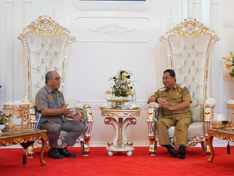 Pj Gubernur Sulsel, Bahtiar Baharuddin, menerima audiensi Ilham Arief Sirajuddin dalam kapasitasnya sebagai Ketua RAPI Sulsel) dan ketua DPD PAPPRI) Sulsel di Rumah Jabatan Gubernur Sulsel, Rabu (1/11/2023). @Jejakfakta/dok. Humas Pemprov Sulsel
