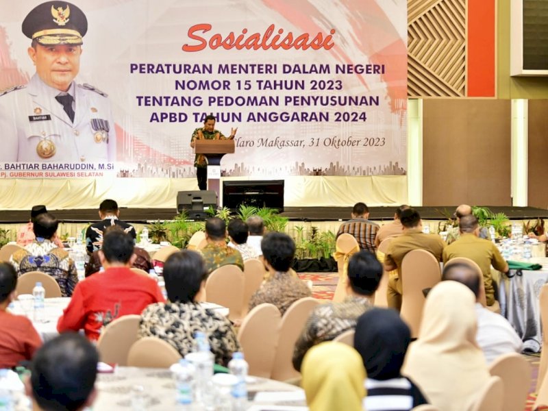 Penjabat Gubernur Sulsel, Bahtiar Baharuddin, membuka kegiatan sosialisasi yang diikuti unsur Tim Anggaran Pemerintah Daerah (TAPD) Provinsi dan Kabupaten/Kota se-Sulsel tersebut, di Sandeq Ball Room Hotel Claro, Makassar, Selasa (31/10/2023). @Jejakfakta/dok. Humas Pemprov Sulsel
