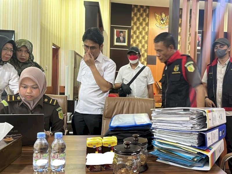 Tim Penyidik Asisten Tindak Pidana Khusus Kejati Sulsel kembali melakukan penggeledahan di dua tempat terkait dugaan korupsi Proyek Strategis Nasional (PSN) pada pembangunan Bendungan Paselloreng di Kabupaten Wajo tahun 2021, Selasa (31/10/2023). @Jejakfakta/dok. Istimewa