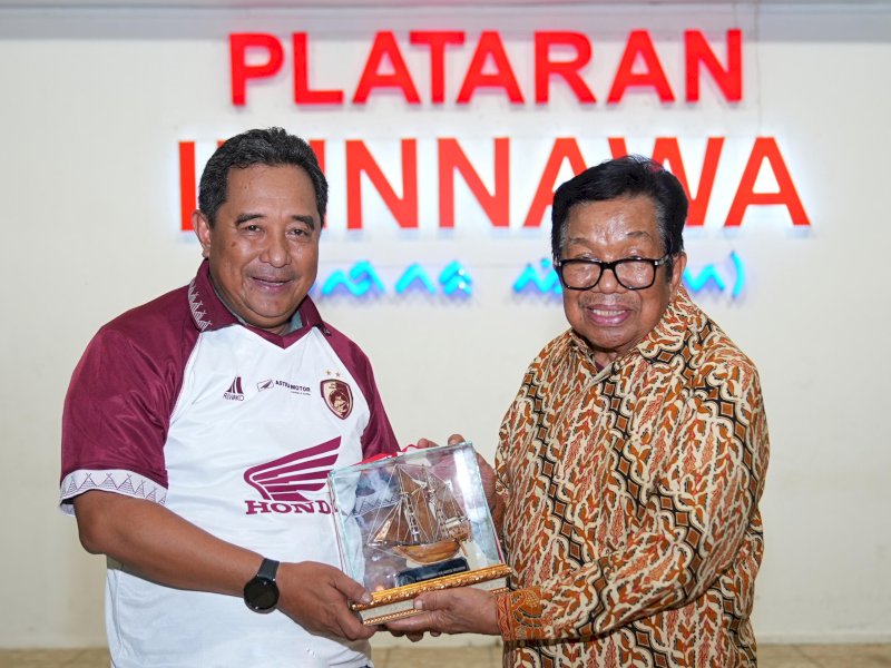 Pj Gubernur Sulsel bersama Founder Bosowa Group, Aksa Mahmud di rujab Gubernur di Makassar, Rabu (1/11/2023). @Jejakfakta/dok. Humas Pemprov Sulsel