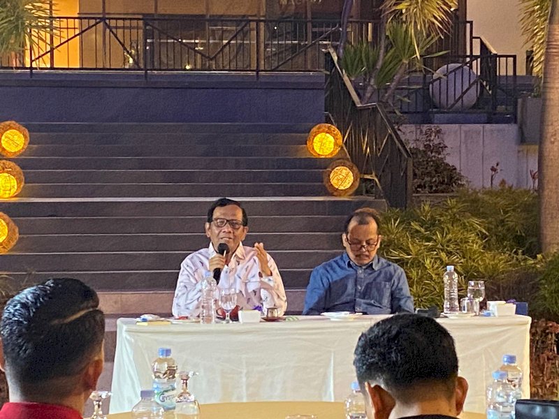 Cawapres Mahfud MD saat bertemu millenial di The Rinra Hotel, Makassar, Rabu (1/11/2023) malam. @Jejakfakta/Atri
