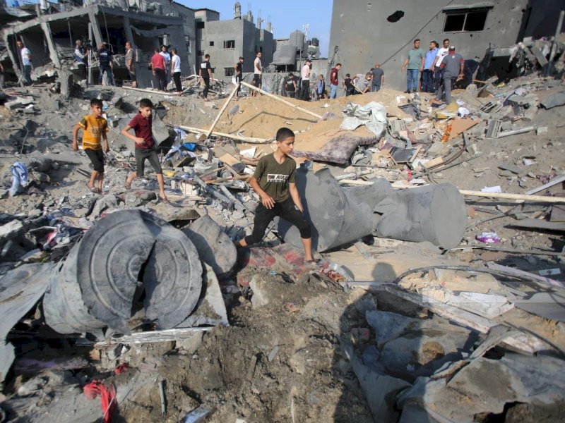 Zionis Israel membombardir sekitar sekolah bantuan kemanusiaan PBB (UNRWA) di kamp al-Shati pada hari ke-26 membantai rakyat Palestina di Jalur Gaza, Kamis (2/11/2023). Korban nyawa lagi-lagi berjatuhan dan kebanyakan anak-anak.(Foto: AFP).