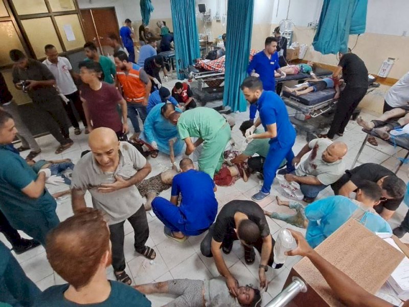 Pasien membludak di tengah krisis sarana medis di Rumah Sakit Indonesia, Gaza, Palestina, Rabu (1/11/2023). Para pasien adalah korbab serangan bom Israel di Kamp Pengungsi Jabalia, Gaza utara, Selasa (31/10/2023).