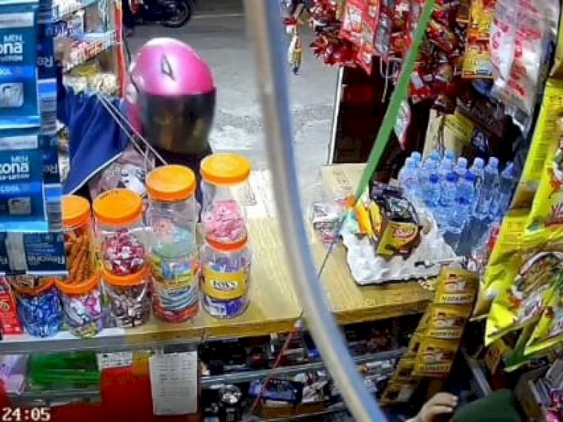 Peristiwa tersebut terjadi di Toko Kelontong di Jalan Urip Sumiharjo, Kecamatan Panakkukang, Kota Makassar, Rabu (1/11/2023) dini hari. Diduga OTK tersebut adalah perampok yang melakukan kekerasan dalam melancarkan aksinya. @Jejakfakta/dok. Istimewa