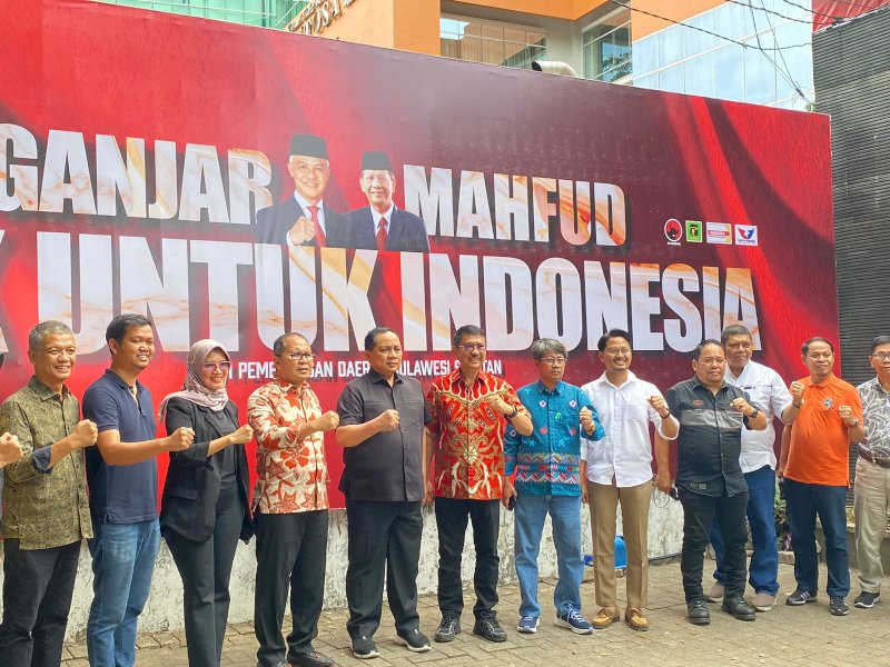 Tim Pemenangan Partai Koalisi Capres dan Cawapres Ganjar-Mahfud di gedung pemenang Ganjar-Mahfud di Jl. Jendral Sudirman, Makassar, Kamis (2/11/2023). @Jejakfakta/Atri