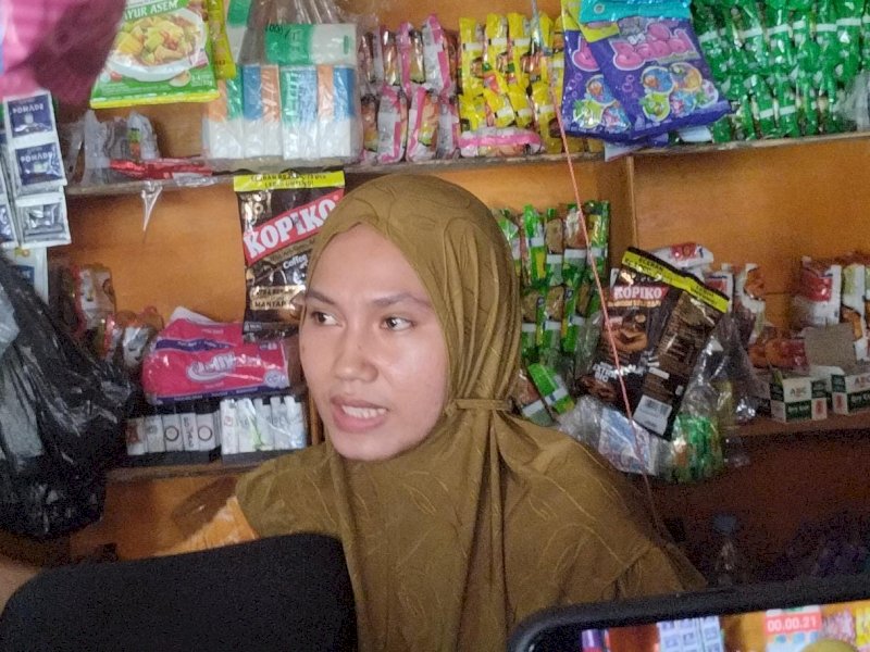 Desi (26), penjaga warung kelontong korban pelaku perampokan yang disertai ancaman di jalan Urip Sumiharjo, Kecamatan Panakkukang, Kota Makassar, pada Rabu (1/11/2023) dini hari. @Jejakfakta/Samsir
